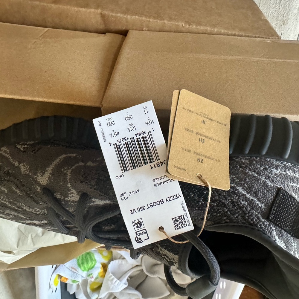 Yeezy boost 350 V2 NIB/NWT size 11 US (never worn and new in box) - Picture 3 of 7